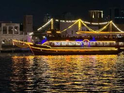 Dubaï : Dîner-croisière sur le plus grand bateau traditionnel Dhow