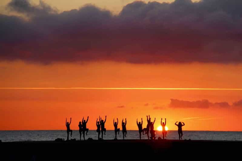 Barcelone : yoga au lever du soleil en bord de mer et baignade matinale