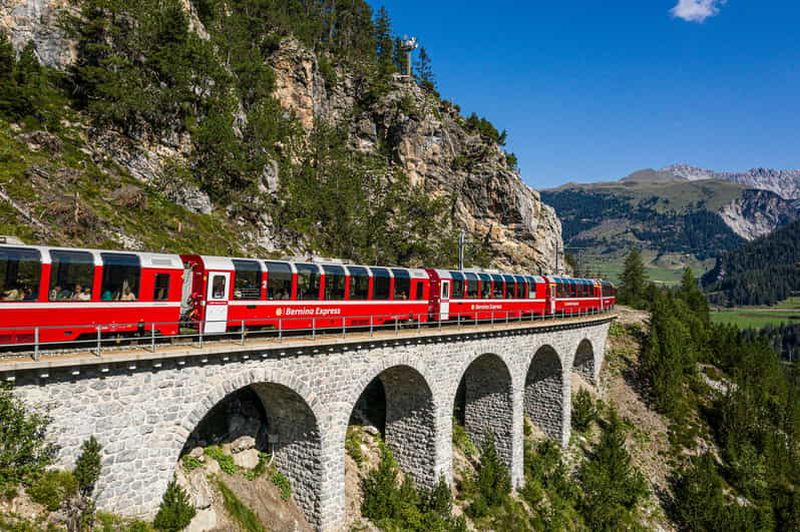 Bernina Express : Train panoramique entre Coire et Poschiavo