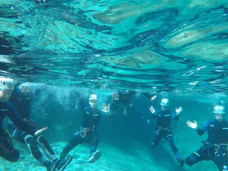 Río Verde, Otivar, Grenade : canyoning dans des eaux cristallines, saut et descente en rappel.