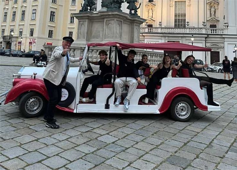 Vienne : visite touristique de la vieille ville dans une voiture électrique de style vintage