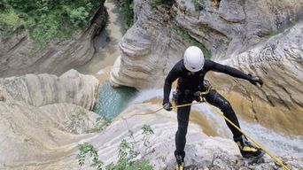 Au départ de Berat : aventure de canyoning dans le canyon d’Osumi, à la cascade de Bigazi