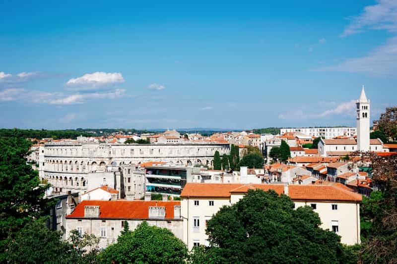 Les merveilles hivernales de Pula : Un voyage de Noël à travers le temps