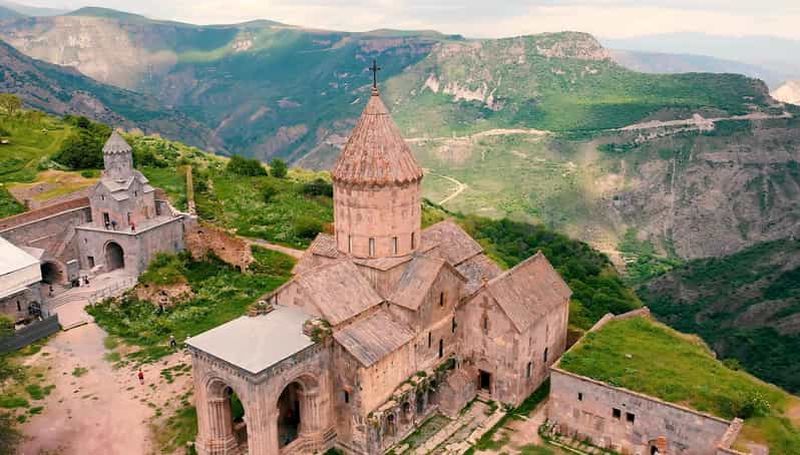 Erevan : Visite de Khndzoresk, du monastère de Tatev et de la cascade de Shaki