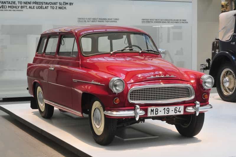 Prague : Visite privée du musée de la voiture Skoda