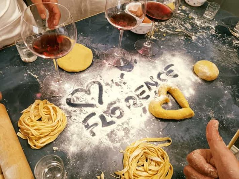 Florence : atelier pâtes avec dîner, vin et... chant !