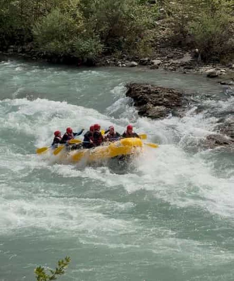 Permet : Visite guidée du parc national de la rivière Vjosa en rafting
