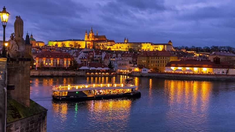 Prague : Croisière touristique de 50 minutes en soirée