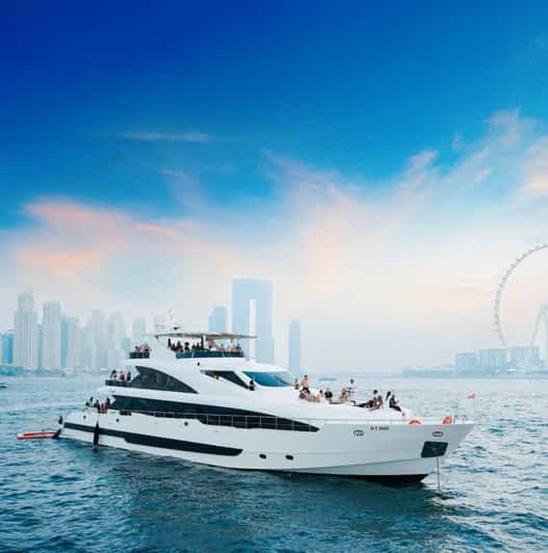 Dubaï : superyacht de luxe avec baignade et open bar en option