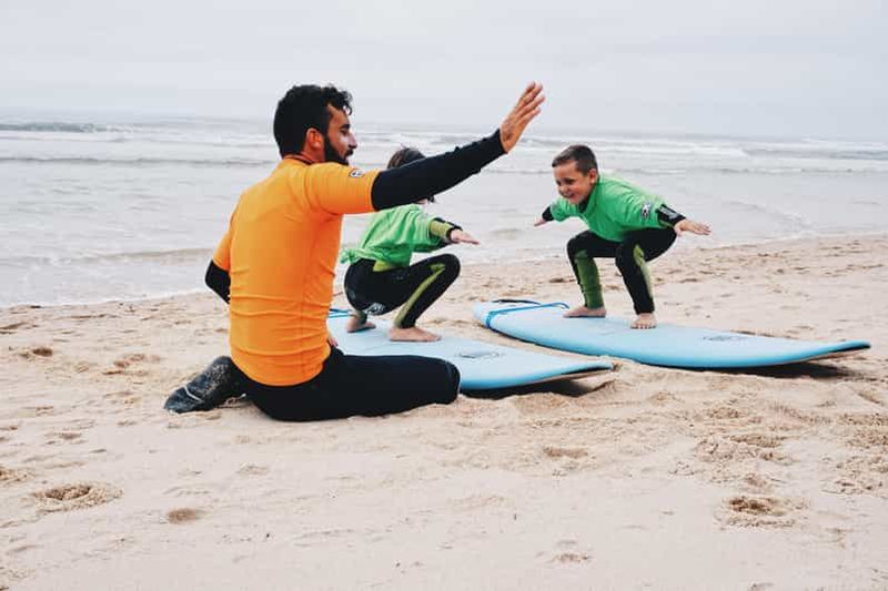 Nazaré : cours de surf avec moniteur et équipement