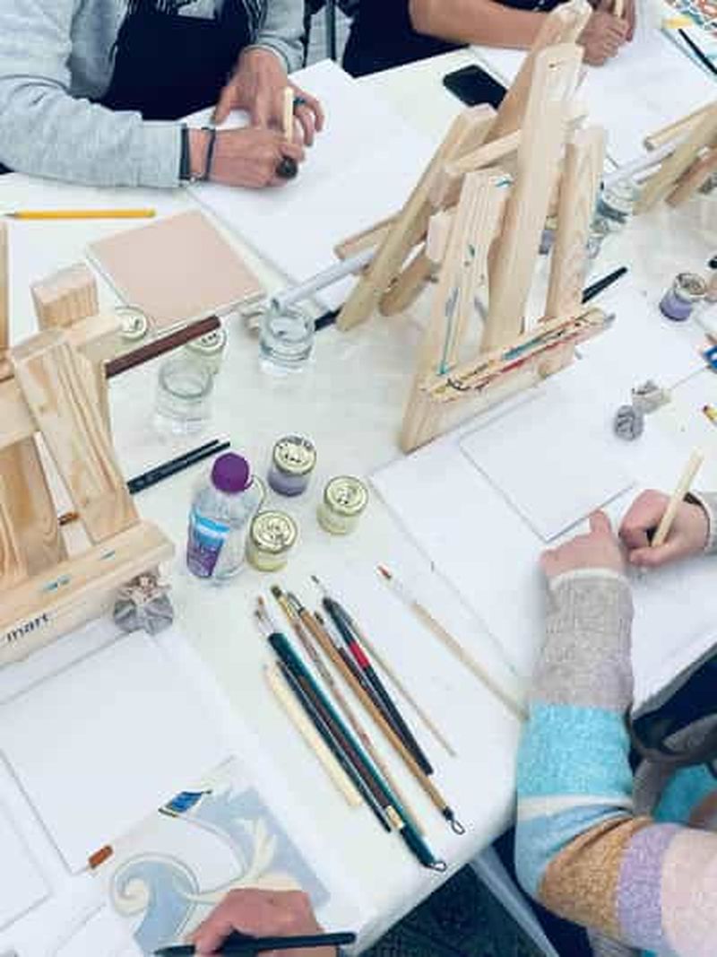 Peignez votre azulejo et créez votre pièce unique dans une galerie d'art à Lisbonne