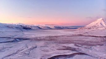 Svalbard : excursion photo privée en motoneige, de la ville au fjord