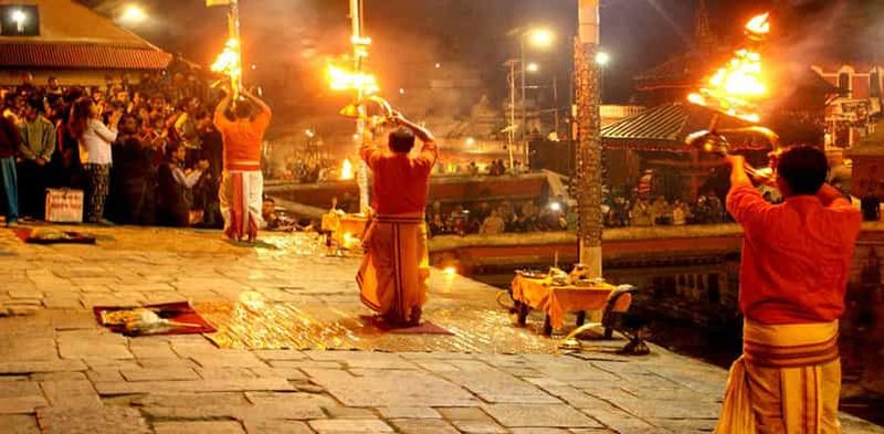 Katmandou : Visite du temple de Pashupatinath en soirée (Aarati)