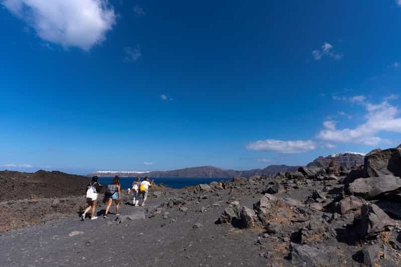 Au départ de Fira : Croisière en voilier dans les 3 îles avec baignade dans les sources d'eau chaude