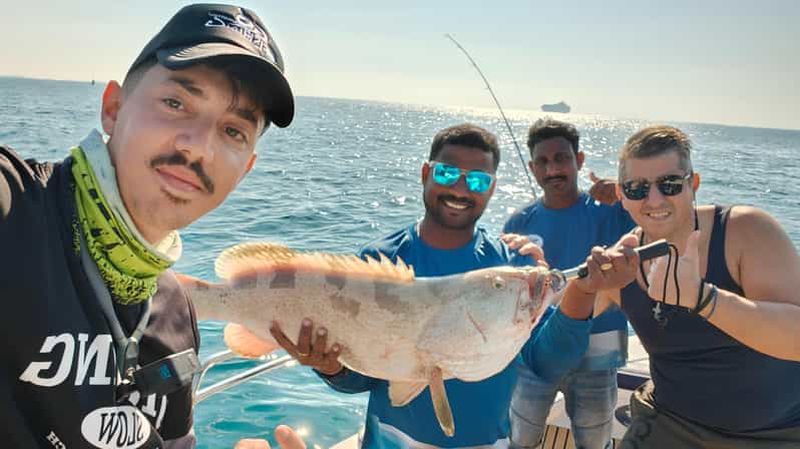 Dubaï : Excursion privée de pêche en haute mer avec barbecue des prises