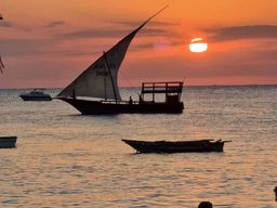 Coucher de soleil à Zanzibar avec un bateau Dhow