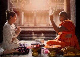 Siem Reap : bénédiction bouddhiste cambodgienne de l'eau et marché local