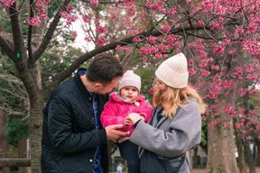 Promenade sous les cerisiers en fleurs à Tokyo et accessoire sakura artisanal