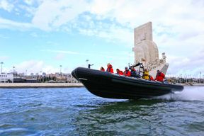 Lisbonne : Excursion en bateau rapide au coucher du soleil avec boisson gratuite