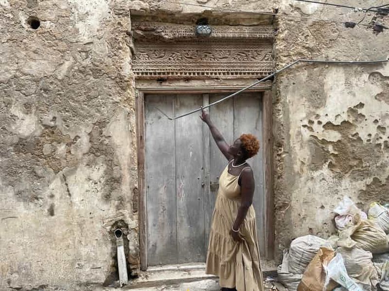 Visite des portes sculptées en swahili par une femme sculpteuse sur bois : île de Lamu