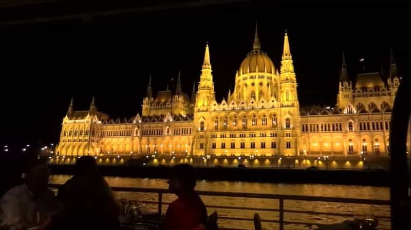 Budapest : Visite nocturne à pied avec croisière fluviale et vin