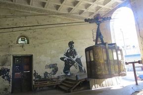 Chiatura et ses téléphériques figés dans le ciel