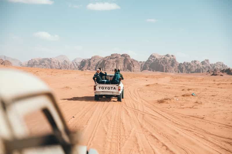 Au départ d'Aqaba : excursion en jeep privée d'une journée dans le Wadi Rum avec dîner