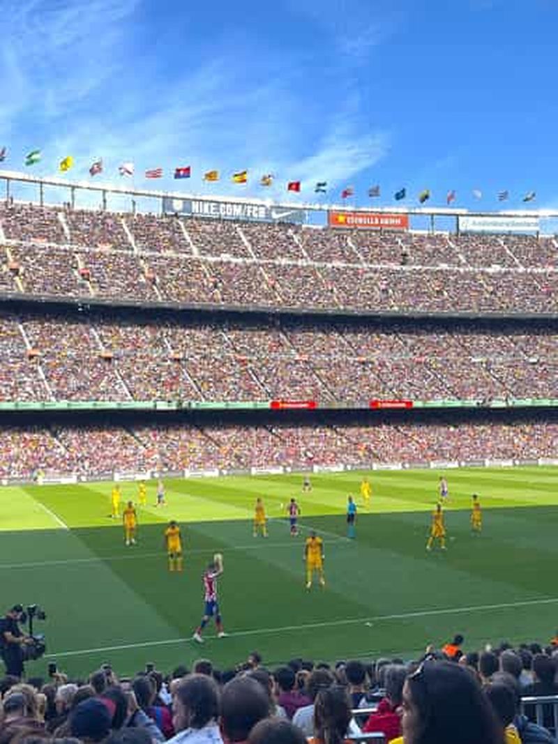 Barcelone : Match du FC Barcelone avec des sièges de supporters et un hôte local
