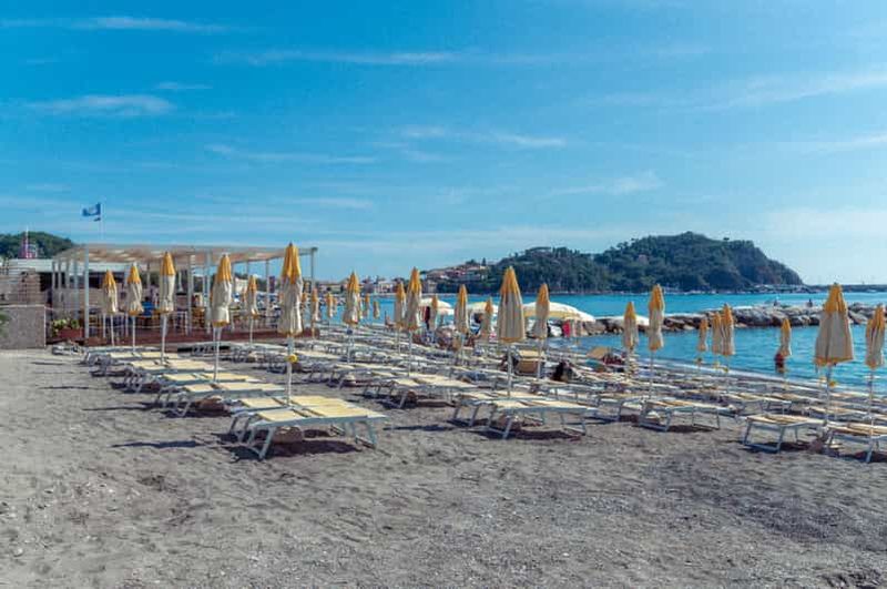Sestri Levante : Journée à la plage avec chaises longues et parasol - secteur 3
