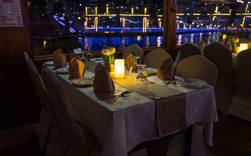 Depuis Dubai Creek : Dhow Cruise avec dîner-croisière et spectacle direct