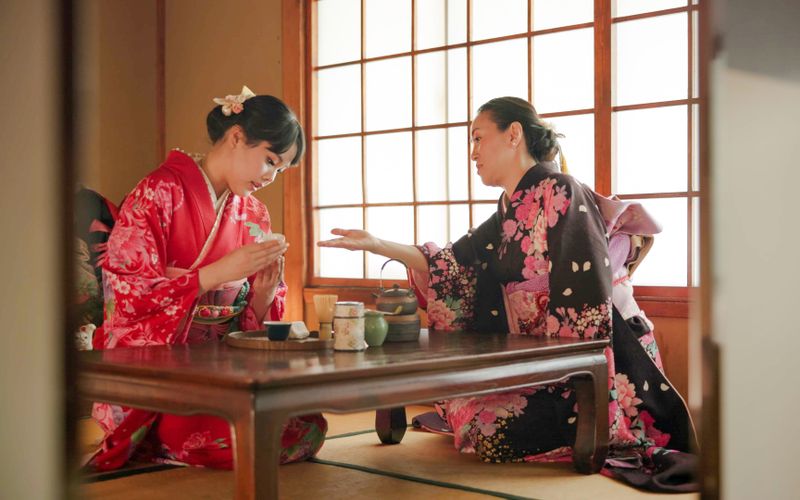 Kyoto : Cérémonie du thé et expérience de fabrication de Matcha avec un maître de thé près du Kinkaku-ji (Kimono en option).