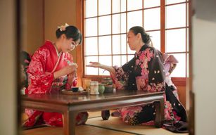 Kyoto : Cérémonie du thé et fabrication de Matcha près du Kinkaku-ji (Kimono en option)