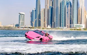 Tour en voiture à réaction autoguidée dans la mer
