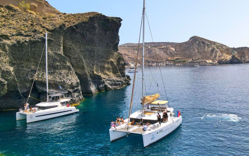 Croisière de luxe en catamaran à Santorin avec repas, boissons et transferts