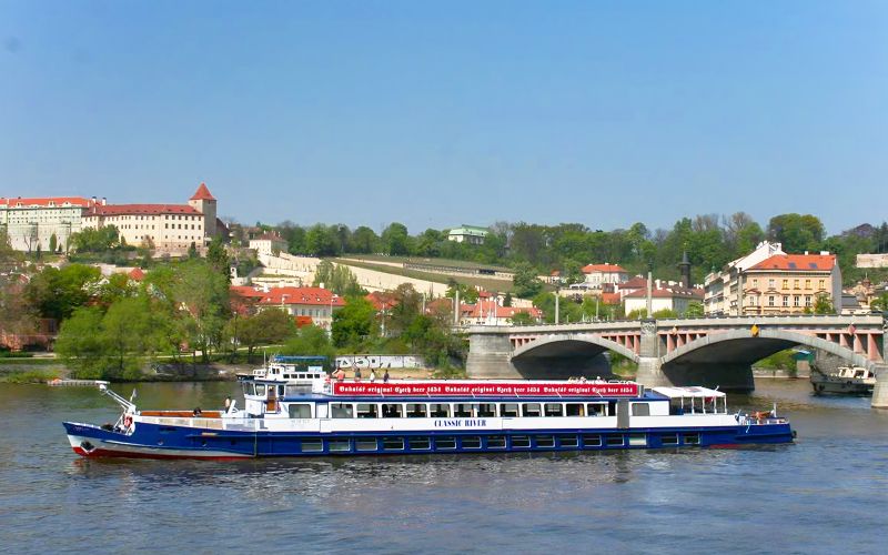 Prague : Croisière touristique en bateau avec dîner buffet