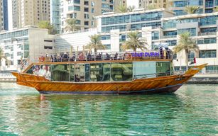 À partir de Dubai Marina/Creek : croisière touristique de 1 heure en boutre avec boissons gazeuses illimitées