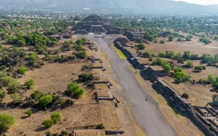 Depuis Mexico : Excursion en petit groupe aux pyramides de Teotihuacán et à la grotte préhispanique, avec navettes