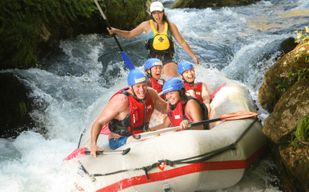 Expérience de rafting sur la rivière Cetina avec saut depuis des falaises à Omiš
