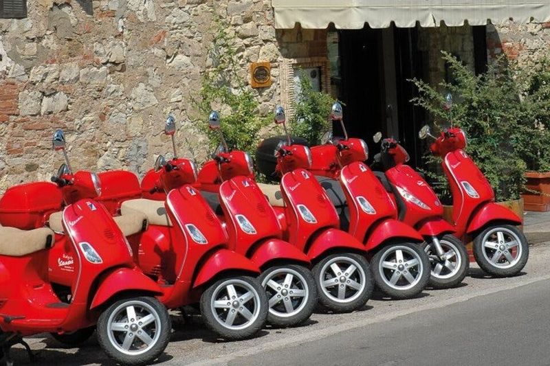 Balade en Vespa avec dégustation de vins à Sienne