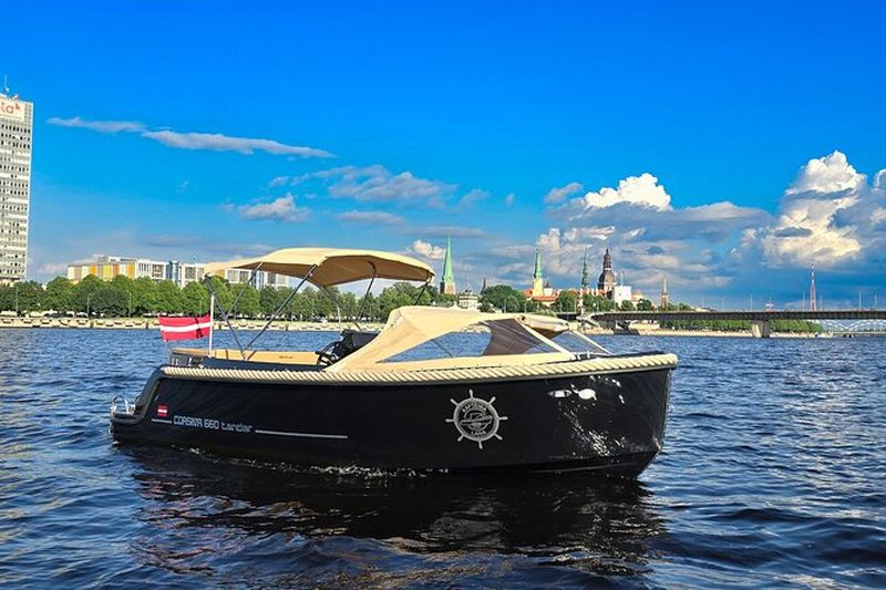 Balade en bateau privé sur la rivière Daugava à Riga