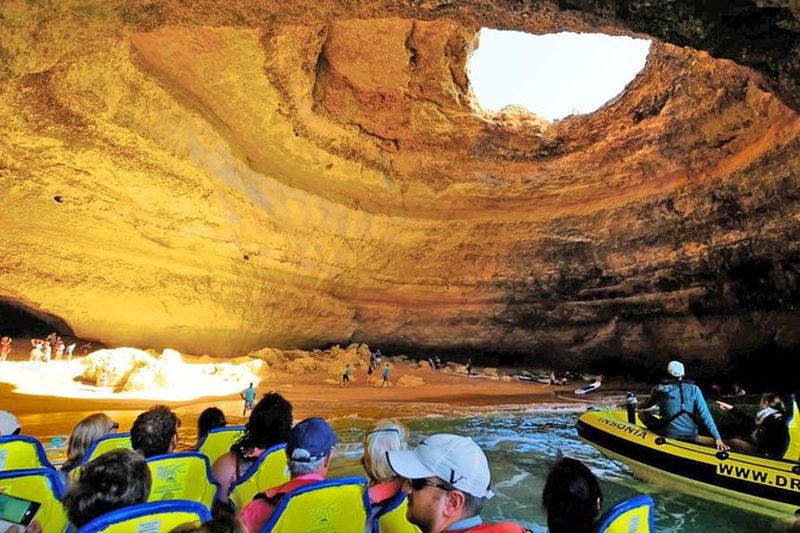 Balade en bateau rapide à travers les grottes de Benagil et observation des dauphins à Albufeira