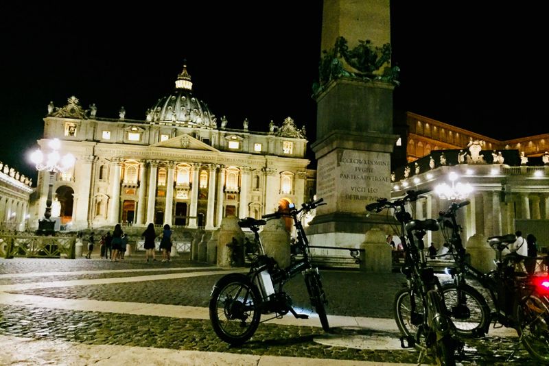 Balade gastronomique nocturne en vélo électrique avec dégustation de vin à Rome