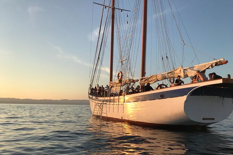 Balade en bateau au coucher du soleil à Marseille