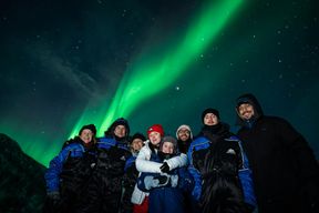 Chasse aux aurores boréales dans la nature arctique avec un guide professionnel