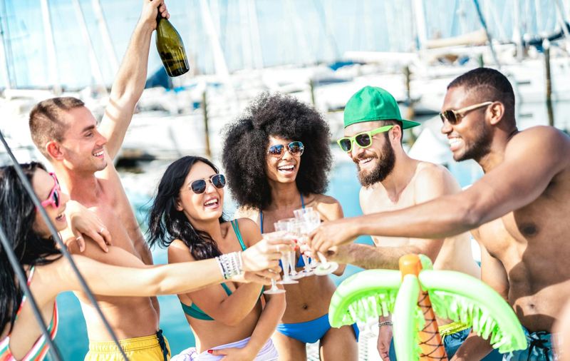 Fête en bateau avec boissons à la marina de Fuengirola
