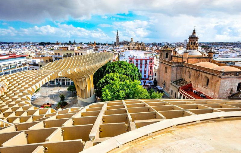 Skyline de Séville à pied avec le Metropol Parasol et bar rooftop