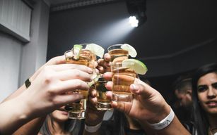Expérience de la vie nocturne à Francfort avec tournée des bars, entrée dans les clubs et shots.