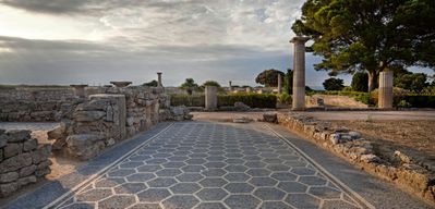 Visite privée d'Empuries et promenade en bateau au départ de Barcelone