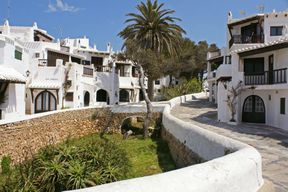Excursion à vélo électrique dans le sud de Minorque avec le village de Binibeca