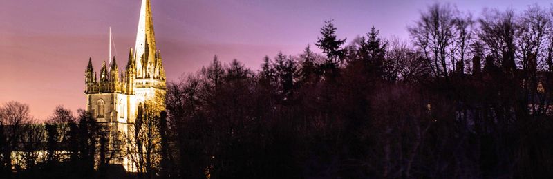 Explorez les jardins hantés de la cathédrale de Llandaff lors d'une visite audio autoguidée